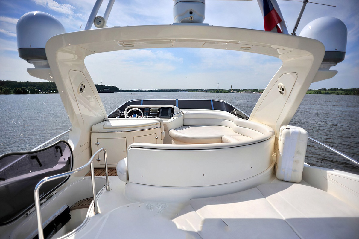 Аренда моторной яхты Azimut 55 в Москве - флайбридж